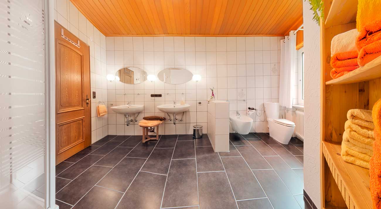 Großes Badezimmer im Ferienhaus Rhönblick von Gabi Moritz