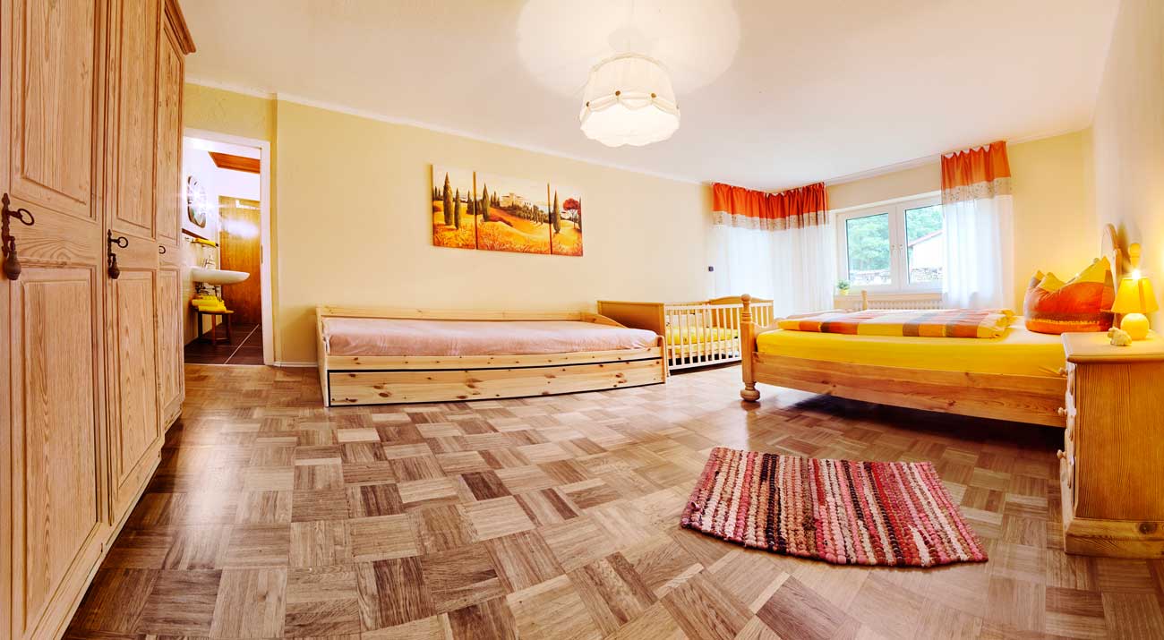 Großes Schlafzimmer im Ferienhaus Rhönblick in Thüringen