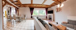 Wohnzimmer mit Esstisch im Ferienhaus von Gabi Moritz in Thüringen