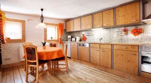 Küche mit Esstisch im Ferienhaus Gabi Moritz, Thüringen